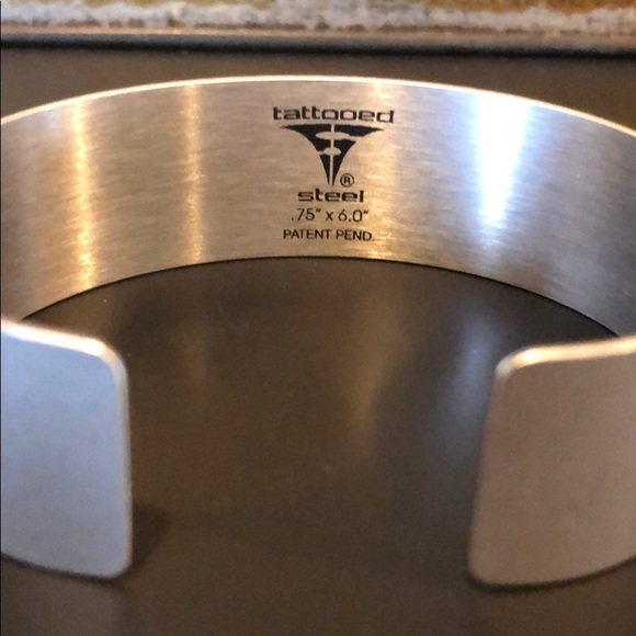 Tattooed Steel skull and flower cuff bracelet M - Picture 2 of 6